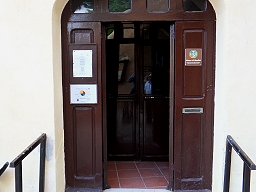 L'ingresso al museo con il bersaglio HERITY